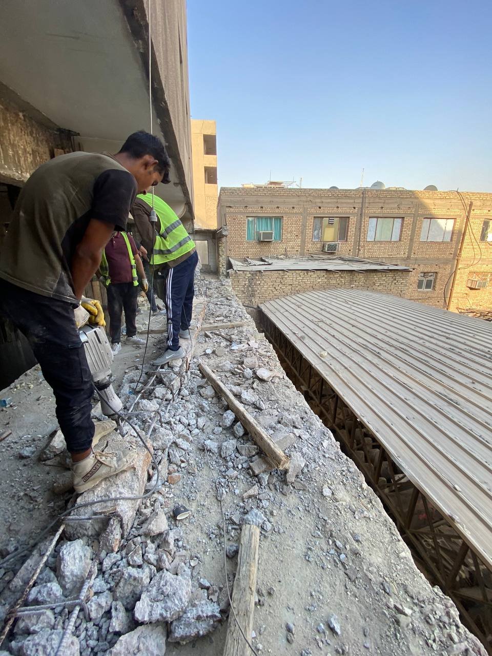تهيئة حافة السقف للربط الإنشائي الجديد