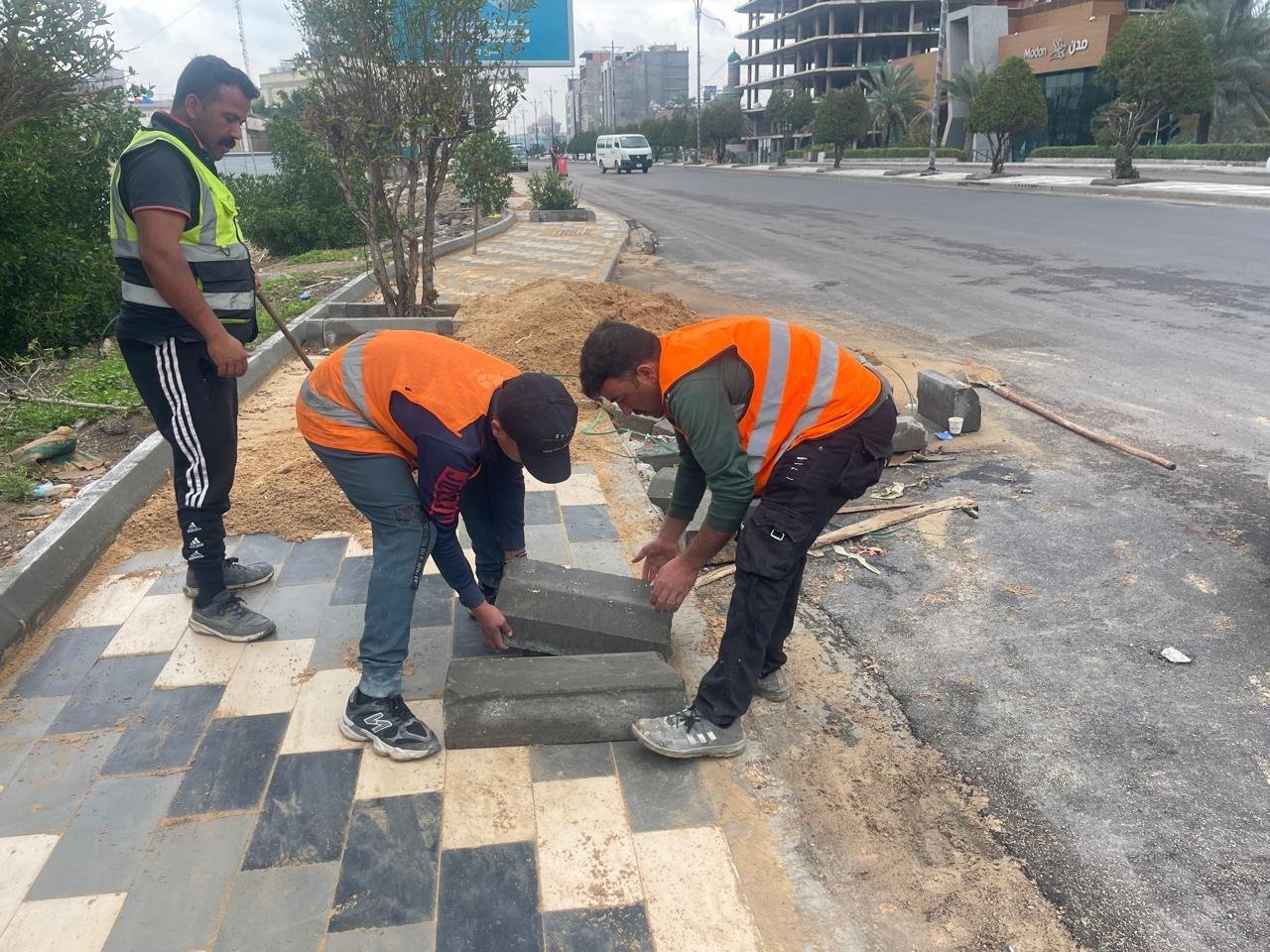 نصب حجر الحافة بمحاذاة الرصيف المنجز والإكساء الإسفلتي الجديد